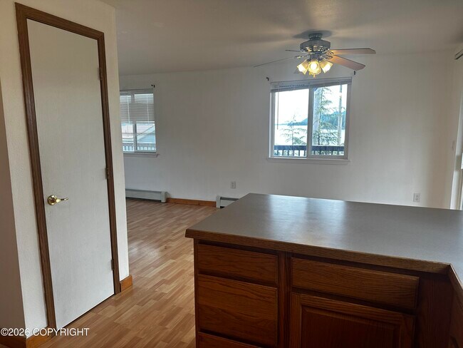 Building Photo - 3051 Crest Ave