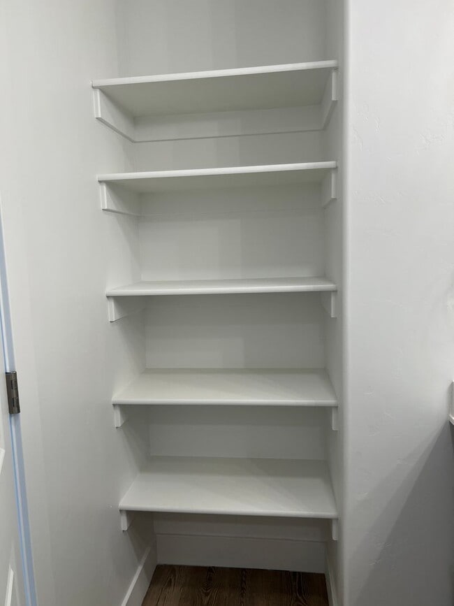 Building Photo - END UNIT - 3 BED 2.5 BATH LUXURY TOWNHOME ...