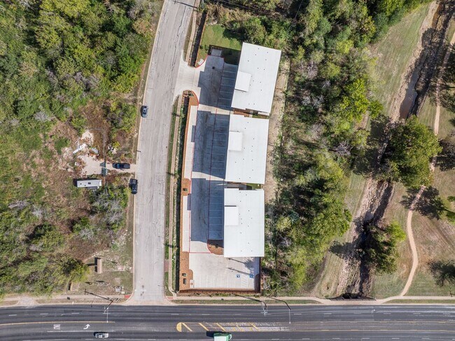 Building Photo - 4Bed/4Bath - Fully Furnished Townhome Avai...