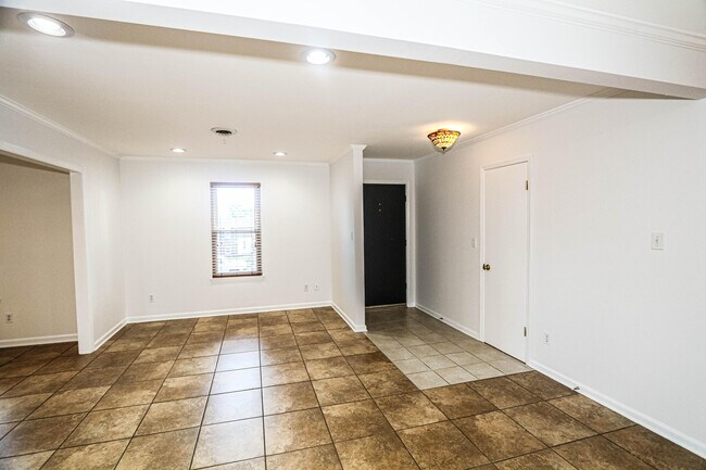 Building Photo - 3932 Creekwood Ln