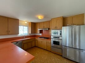Building Photo - 1827 Oak Tree Dr
