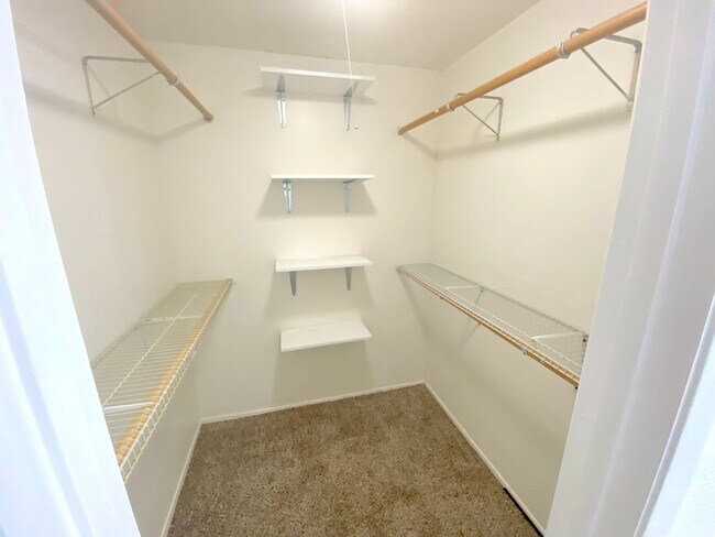 Building Photo - Richmond Area Beauty with Open Family Area