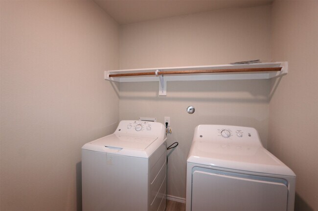 Building Photo - 2015 Levant Ln