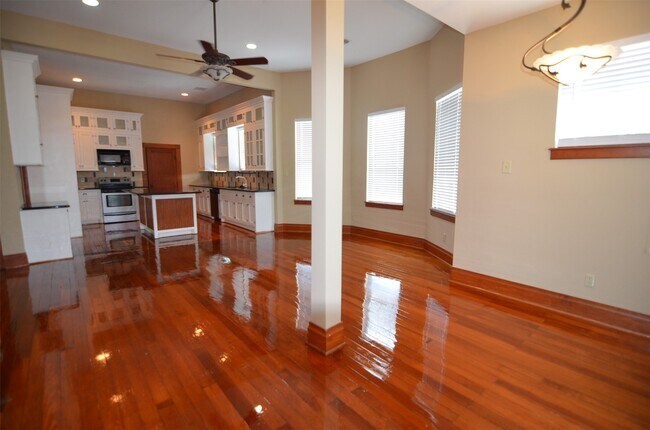 Building Photo - 1615 Houston Ave