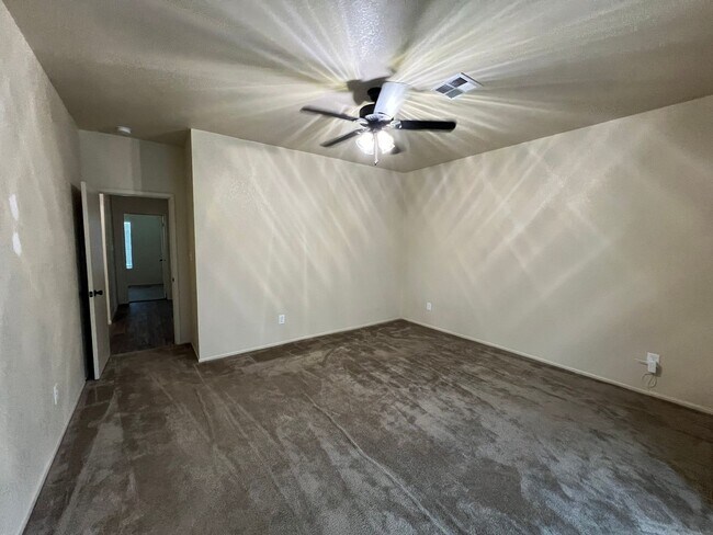 Building Photo - 4 BEDROOM HOME!