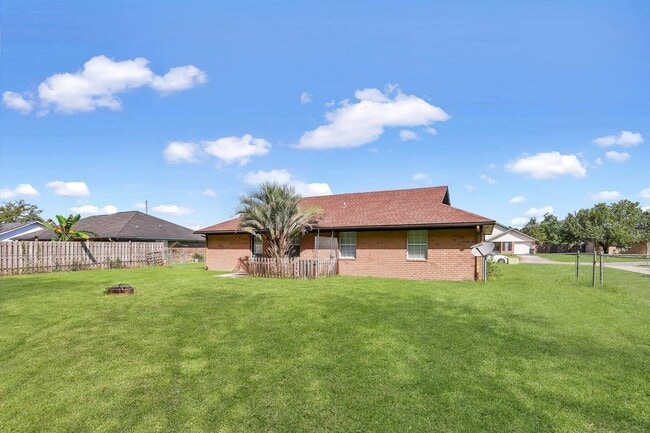 Building Photo - AVAILABLE EARLY OCTOBER [DOG FRIENDLY]