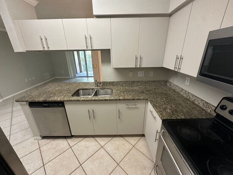 Building Photo - 6530 Emerald Dunes Dr
