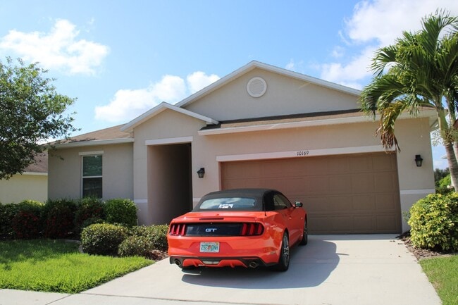 Building Photo - "Stunning 3 Bed/2 Bath Home with Lake View...