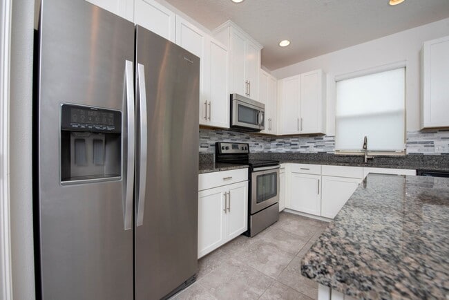 Building Photo - Two story Townhouse 2-bedroom, 2.5 bath in Eagle Creek of Lake Nona