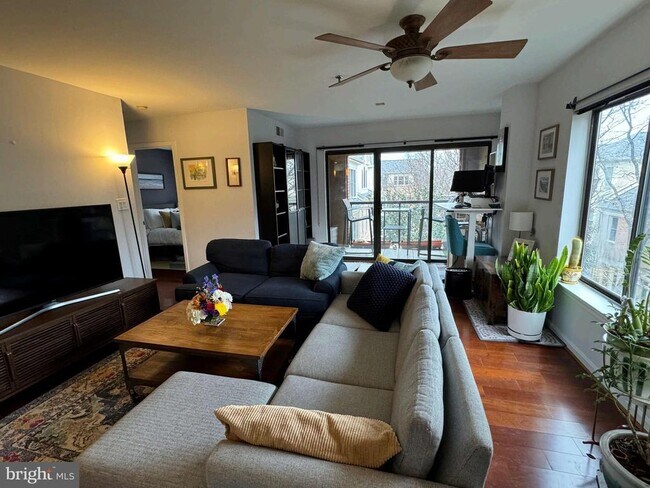 Building Photo - 1029 N Stuart St