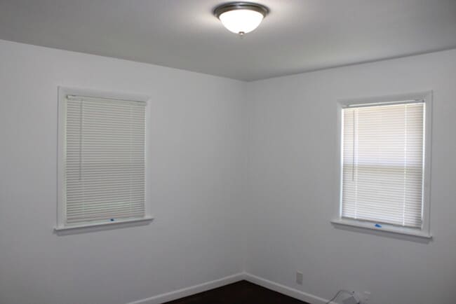 Building Photo - Beautiful 4 bedrooms and 1 bath home located on Freeman Ave in Kansas City, KS