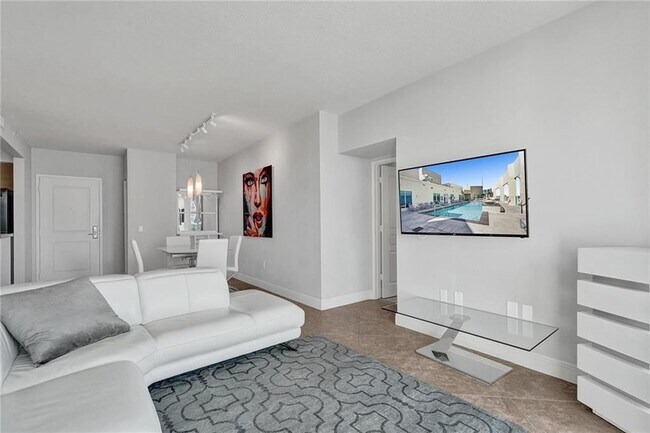 Building Photo - 350 SE 2nd St