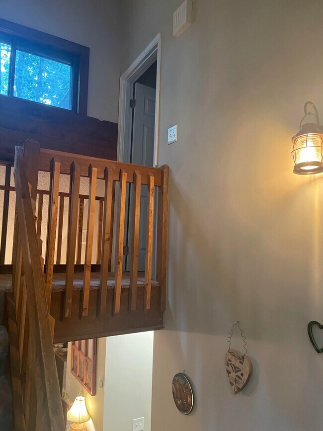 Building Photo - 1543 Hillhaven Dr