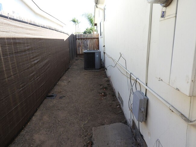 Building Photo - Large 3bd