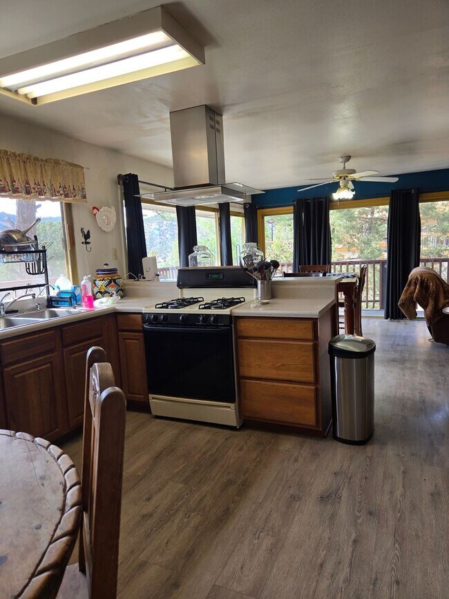 Building Photo - Furnished Four Bedroom Home With Sierra Bl...