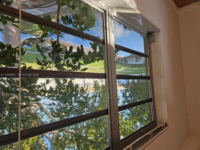 Building Photo - 5140 SW 40th Ave