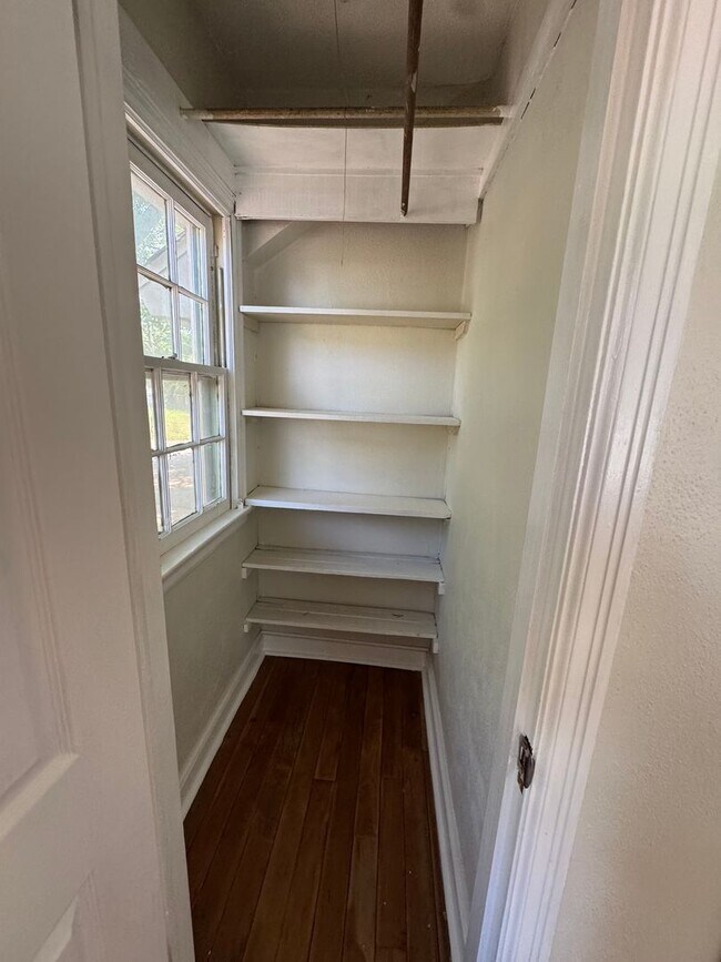 Building Photo - Large spacious home