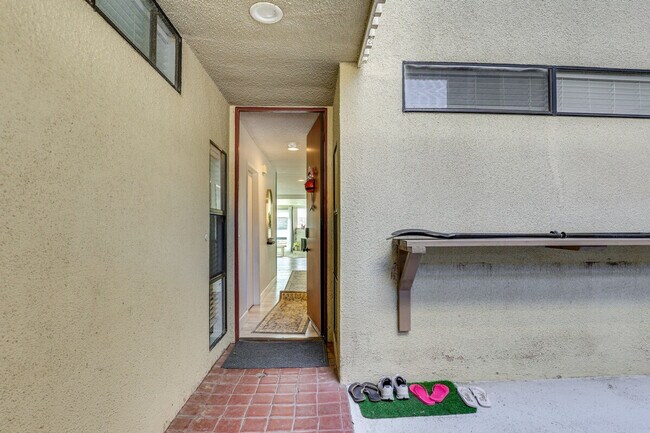 Building Photo - 4513 Cove Dr