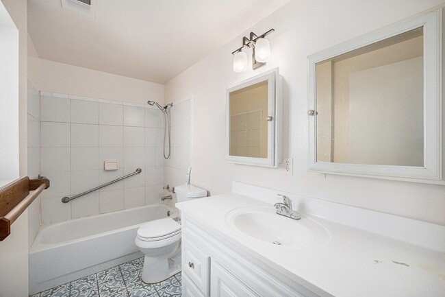 Building Photo - Fantastic House In Desirable Englewood Nei...