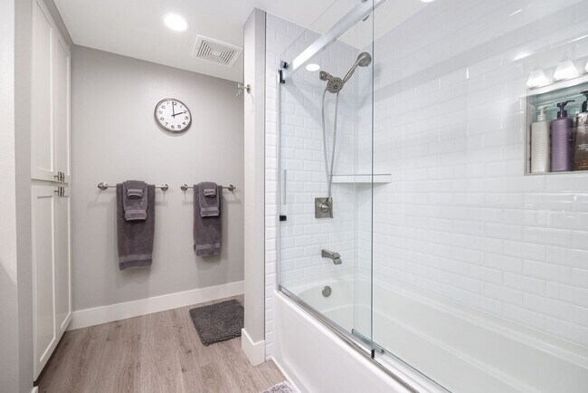 Building Photo - 2419 Fifth Avenue-SI FL1-ID1335156P