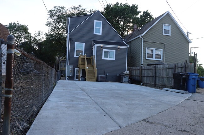 Building Photo - 3331 N Drake Ave
