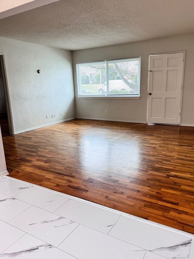 Building Photo - Charming 2-Bedroom Home with Spacious Back...