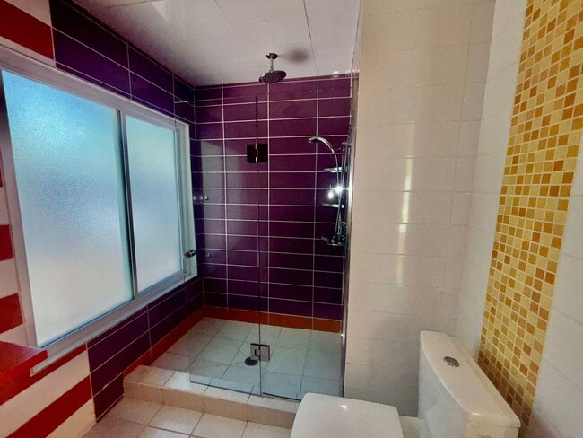 Building Photo - Hemphill Park Gem! 4 Bed/2.5 Bath - Availa...