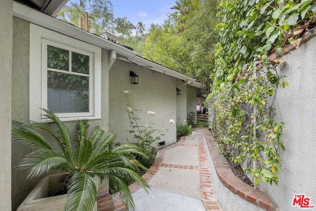 Building Photo - 9530 Cedarbrook Dr