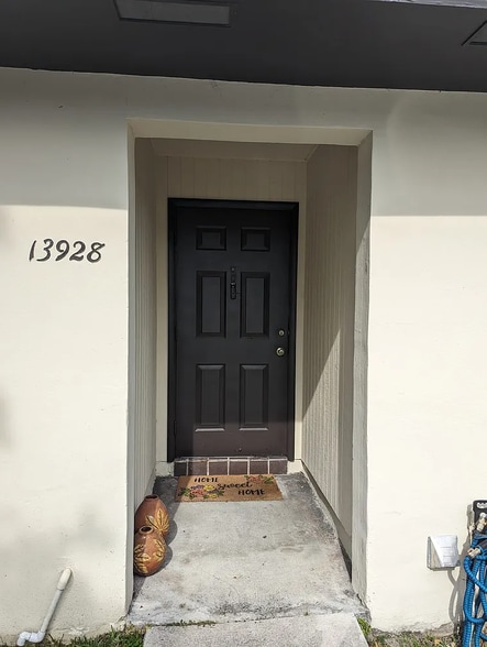 Front entry. - 13928 SW 52nd Ln