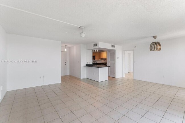 Building Photo - 9800 W Bay Harbor Dr