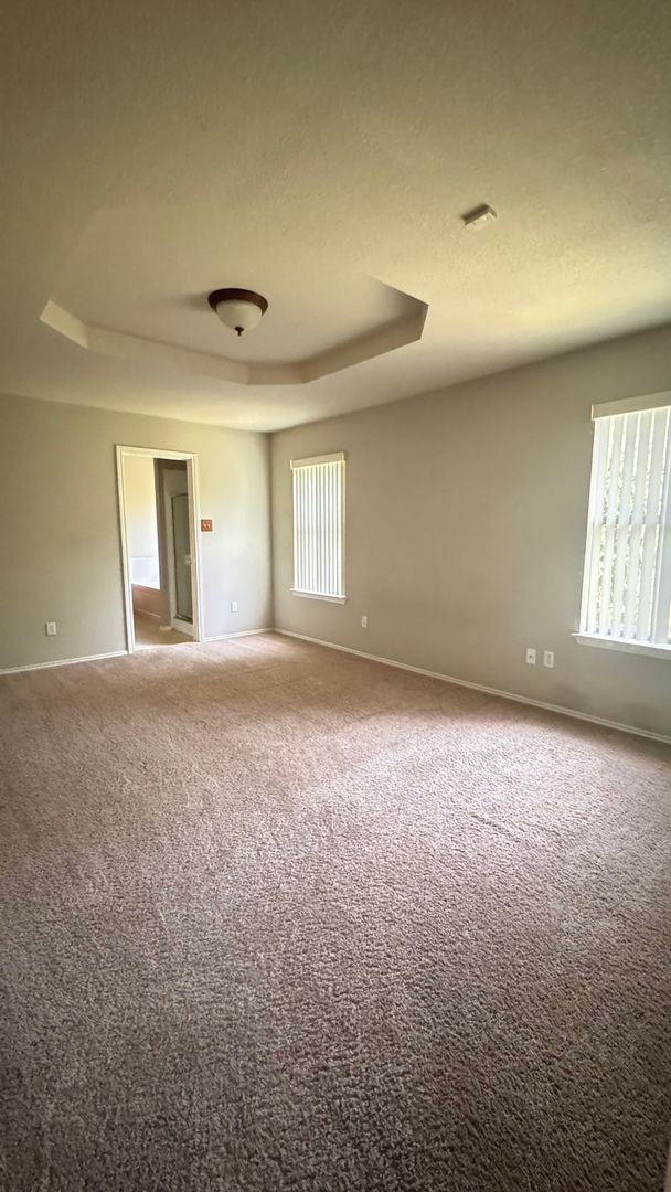 Building Photo - Move-In Special!  $$