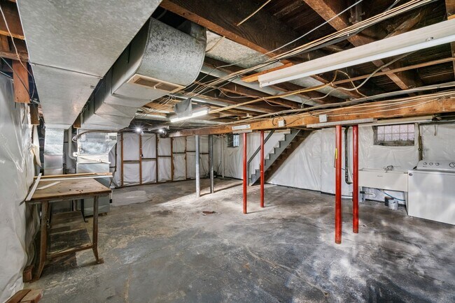 Building Photo - 5 bed 1 bath - newly updated, tons of space, central air, off street parking, laundry