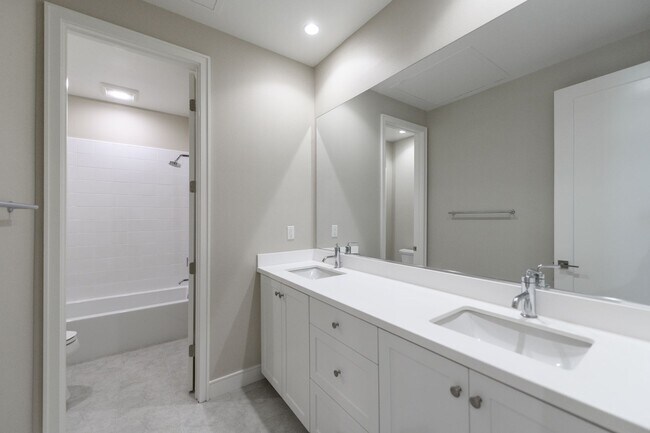 Building Photo - 3bedroom/3 bath/Gated Orchard Hill/Detache...
