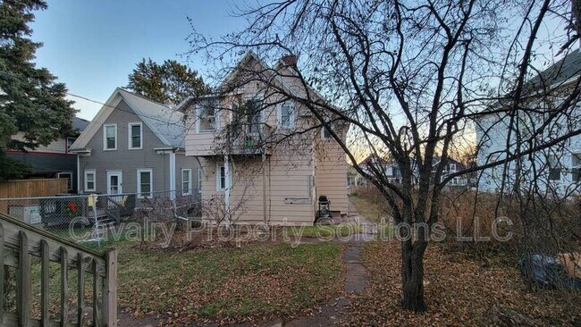 Building Photo - 617 E 8th St