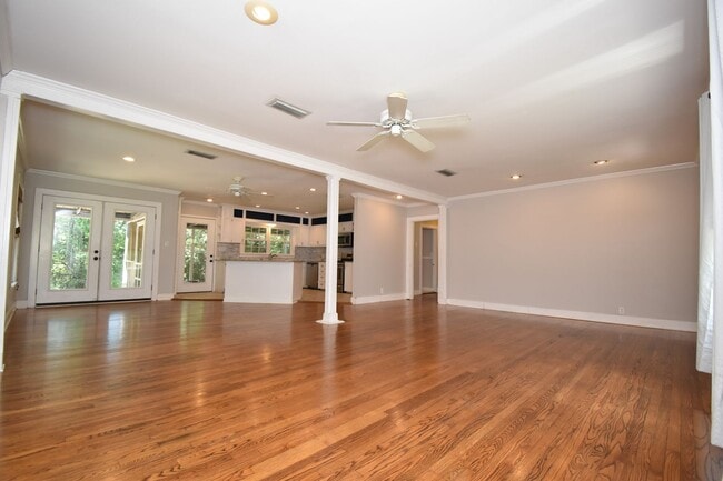 Building Photo - Cute 3 Bed 2 Bath with Hardwood Floors & G...