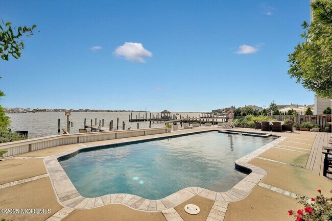 Building Photo - 323 Cove Dr