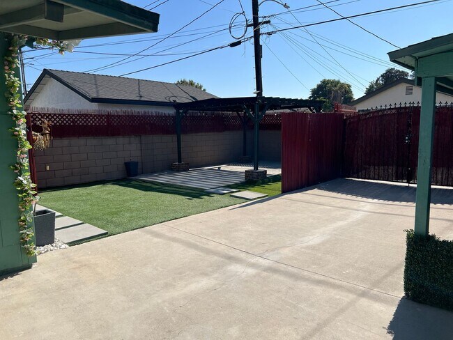 Building Photo - Charming Anaheim Cottage