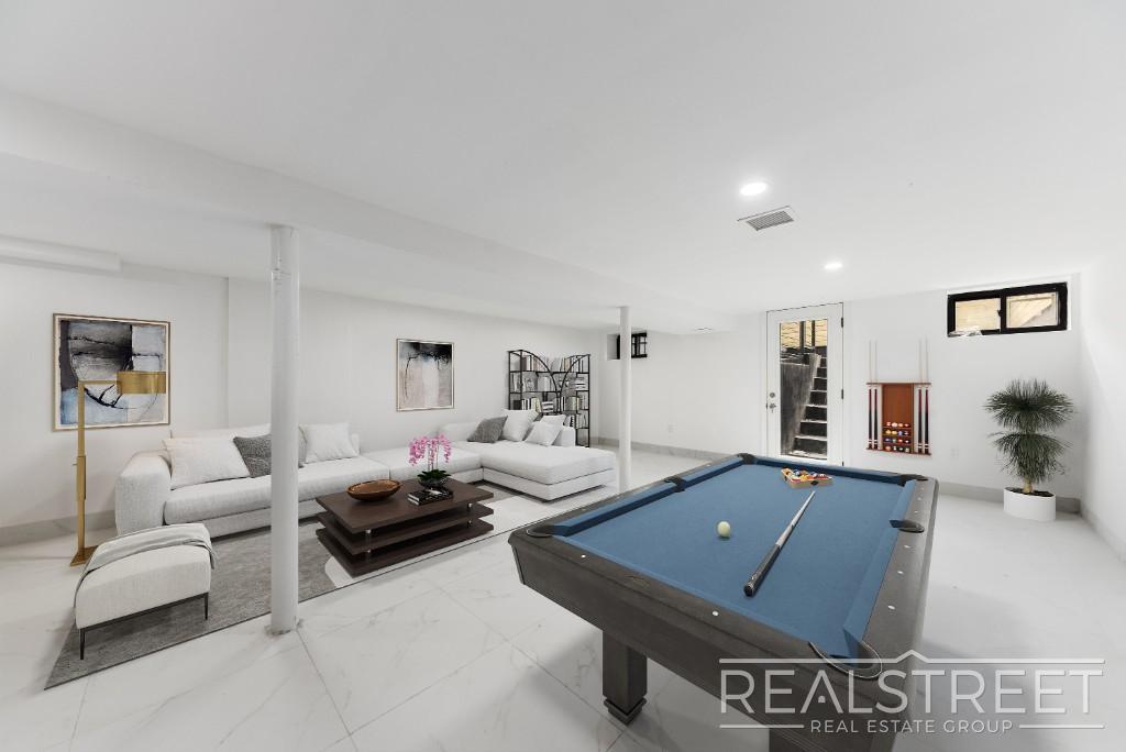 Building Photo - STUNNING 4+ BED 3 BATH DUPLEX + YARD IN PRIME BUSHWICK TOWNHOUSE