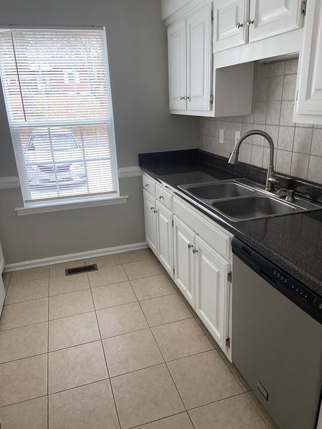 Building Photo - Charming 3 bedroom, 2 bath home in the heart of Dickson!!