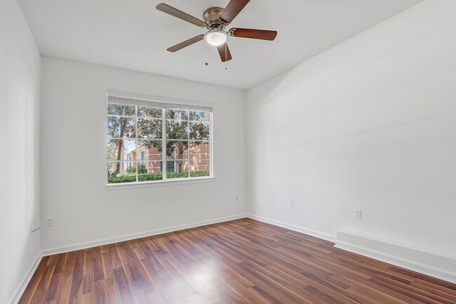 Building Photo - 3110 Myrtlewood Cir E