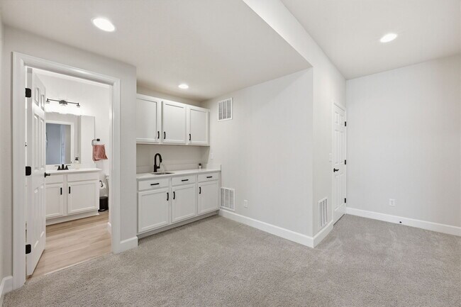 Building Photo - 5765 Mammoth Ln