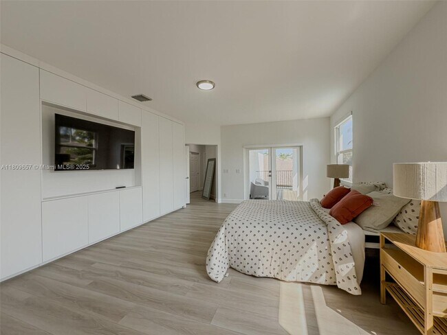 Building Photo - 2556 Jardin Manor