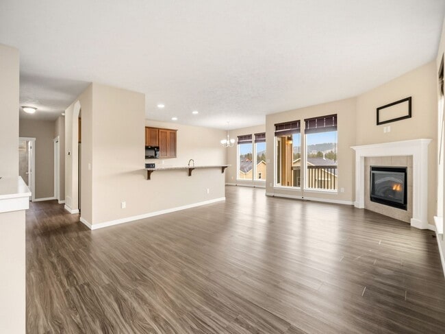 Building Photo - Spacious 5-Bedroom Home with Private Yard & Parking in Spokane