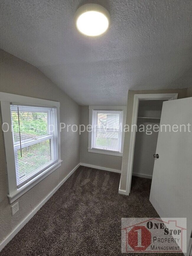 Building Photo - Beautiful 5 Bedroom 2 Bathroom in Kansas City!