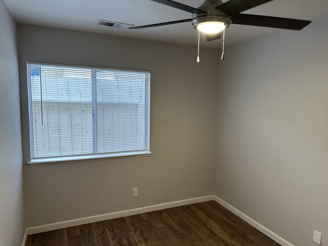 Building Photo - charming 4-bedroom, 2-bathroom home located in a peaceful cul-de-sac in West Modesto