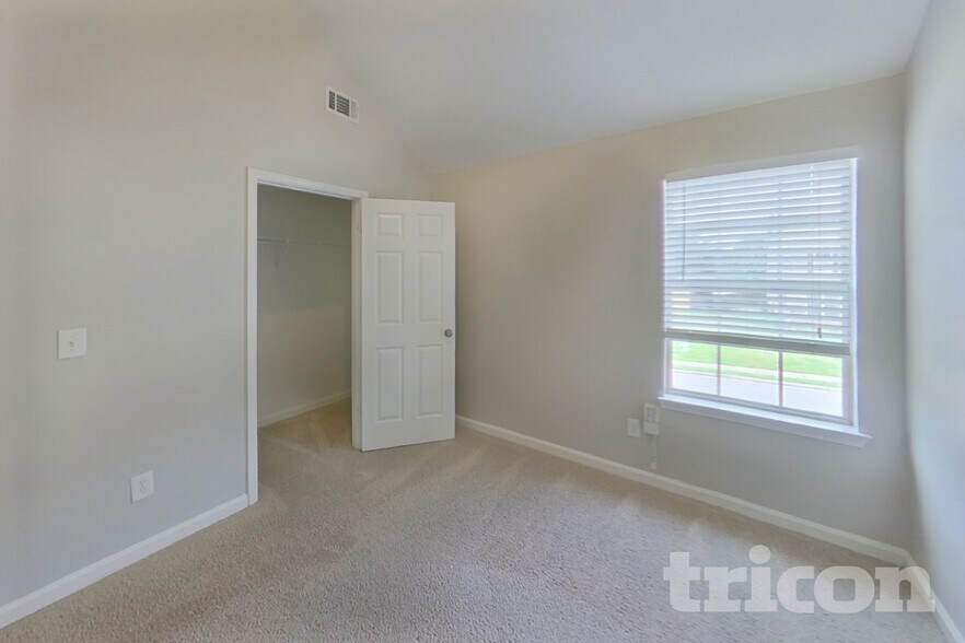 Building Photo - 15 Silver Willow Walk