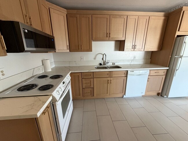 Building Photo - Beautiful home look, 4-plex, across from UNLV