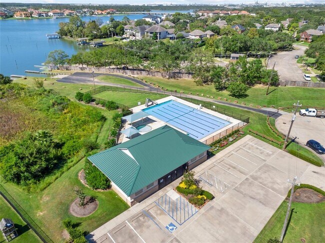 Building Photo - 2645 Lakeway Dr