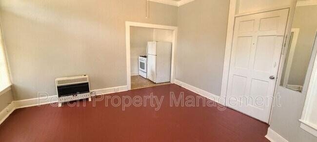 Building Photo - 320 N Barcelona St