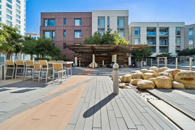 Building Photo - 185 Channel St